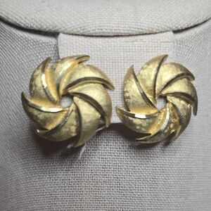 vintage Coro gold-tone swirl clip-on earrings. 